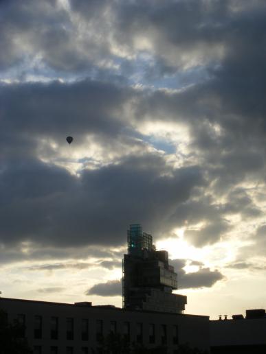 NORD/LB bei düsterem Wetter - und trotzdem fährt ein Ballon