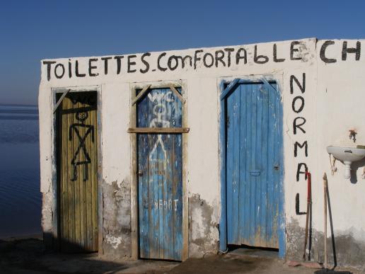 ... und das soll "confortable" sein?? Toilette in der Salzwüste, Djerba/Tunesien